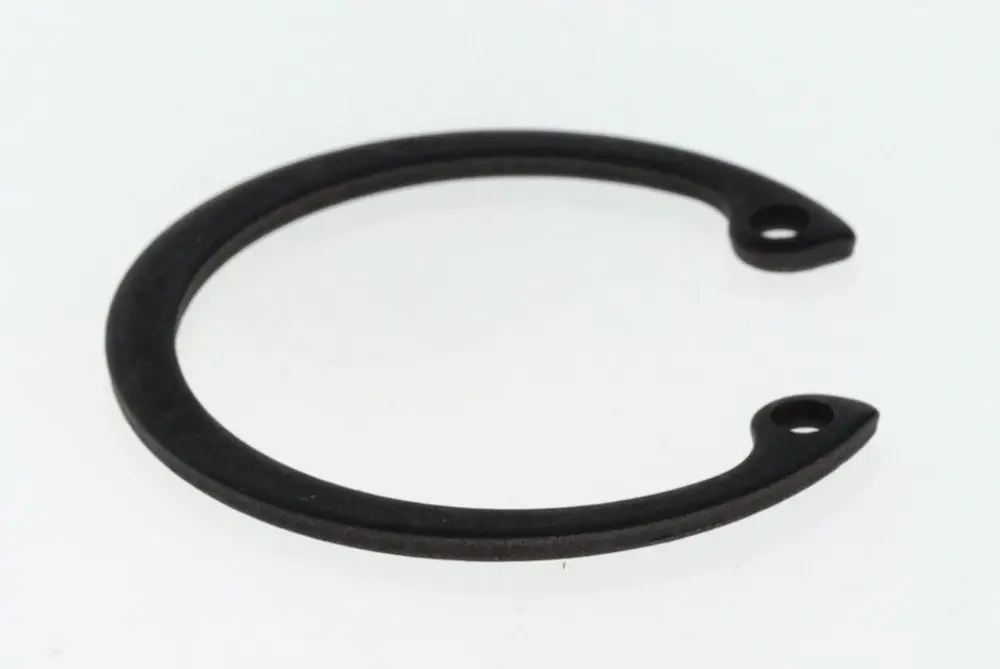 BOSCH Sicherungsring in Form eines offenen Kreises mit zwei Befestigungslöchern, gefertigt aus schwarzem Material.